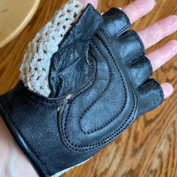 Fingerless Gloves Crochet & leather with Stripes - Picture 12 of 13